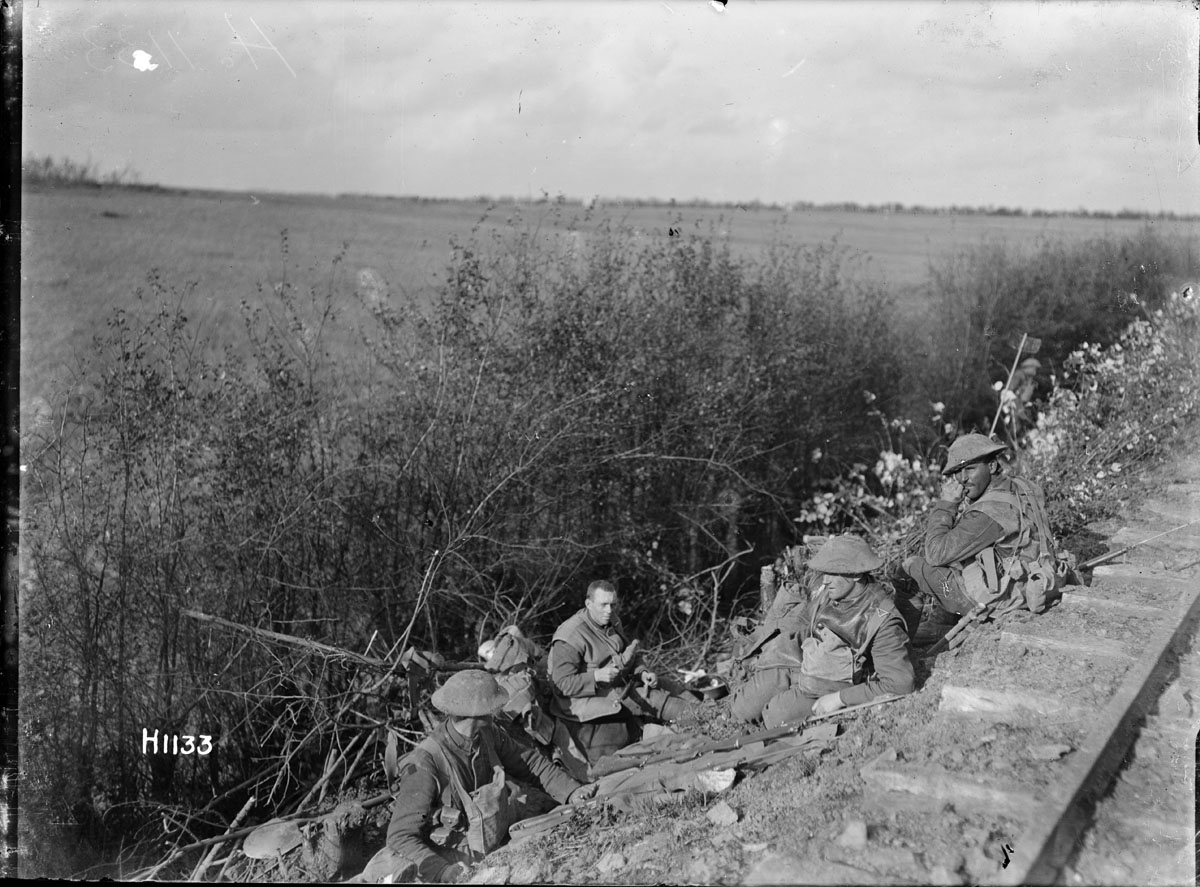 New Zealanders in position on the railway just outside Le Quesnoy, France, 1918.